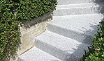 Sanierung einer Aussen.Treppe mit neuem Nutzbelag unter Verwendung von Granit Chips.